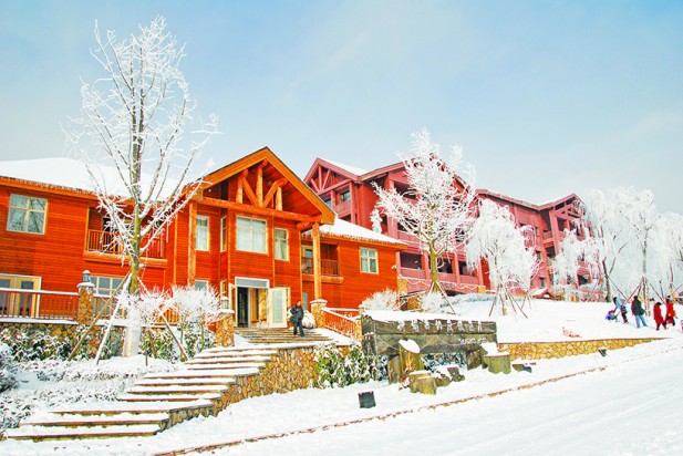 西岭雪山有完善的度假设备，游客可以在度假屋里休假，尽情享受雪山的各种乐趣。