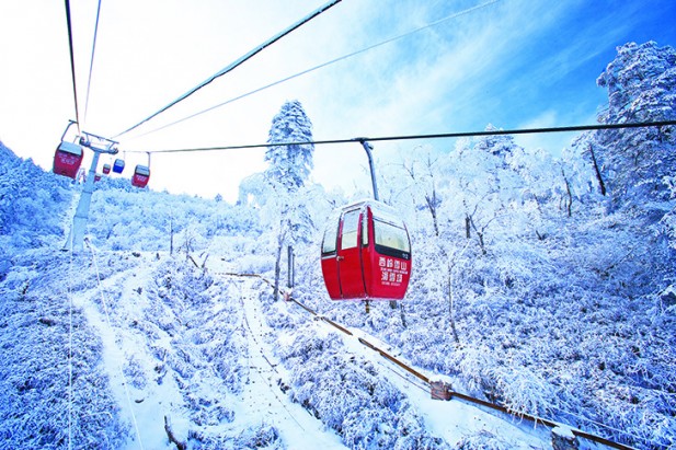 由于滑雪场位于高山之上，因此游客需要乘坐缆车上山，但是沿途可以欣赏雪山的景色。