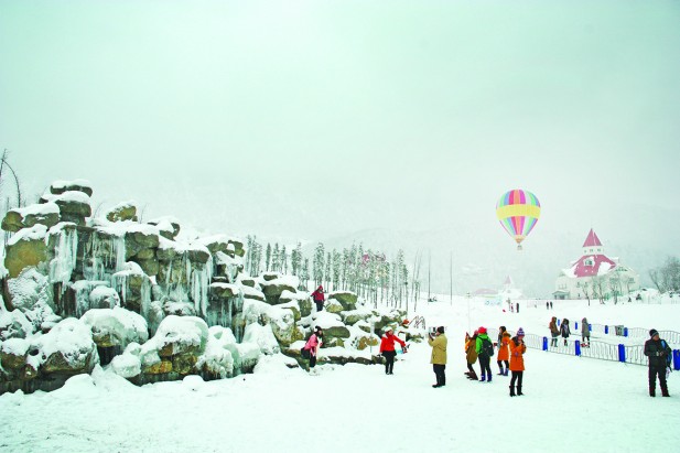 滑雪场内有小型瀑布形成冰瀑奇景，还可以乘坐热气球登高望远。