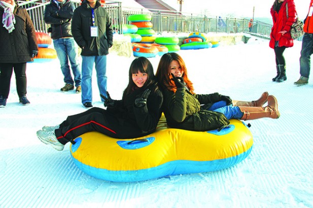 双人乘坐的雪上飞碟，是一种非常刺激的游戏，从高处顺着雪地以非常快的速度滑下来，是滑雪场的必玩项目。
