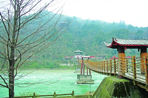 安澜索桥，横挂于江面上，站在桥中央能够欣赏大江景色。