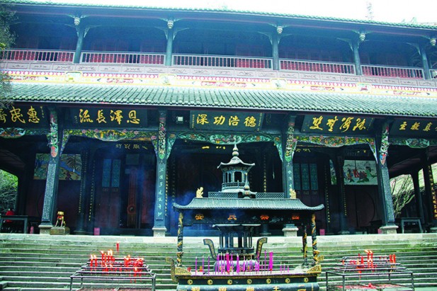 二王庙，外面许多名人留下的牌匾，推崇李冰的千古功绩。