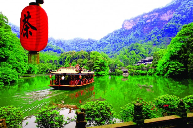 游客能在月城湖上泛舟，感受青城山的幽静。