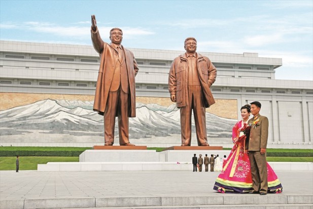 朝鲜新婚夫妇和亲朋好友会一起来到万寿台大纪念碑向领袖行礼并且鲜花，以庆祝新婚大喜。