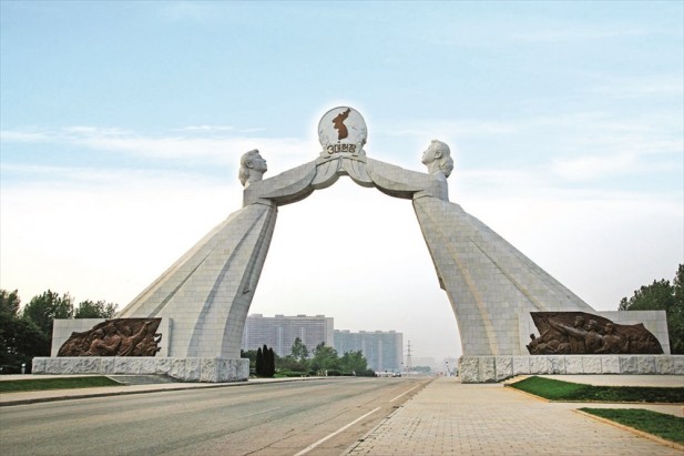 祖国统一三大宪章纪念塔，是平壤其中一标志性建筑。