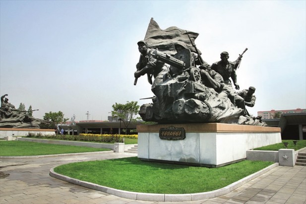 进入祖国解放战争胜利纪念馆，会看到巨幅的战斗群雕像。