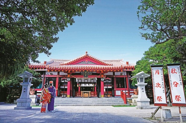 波上宫正殿由琉球红瓦铺设而成，具有强烈的冲绳文化色彩。