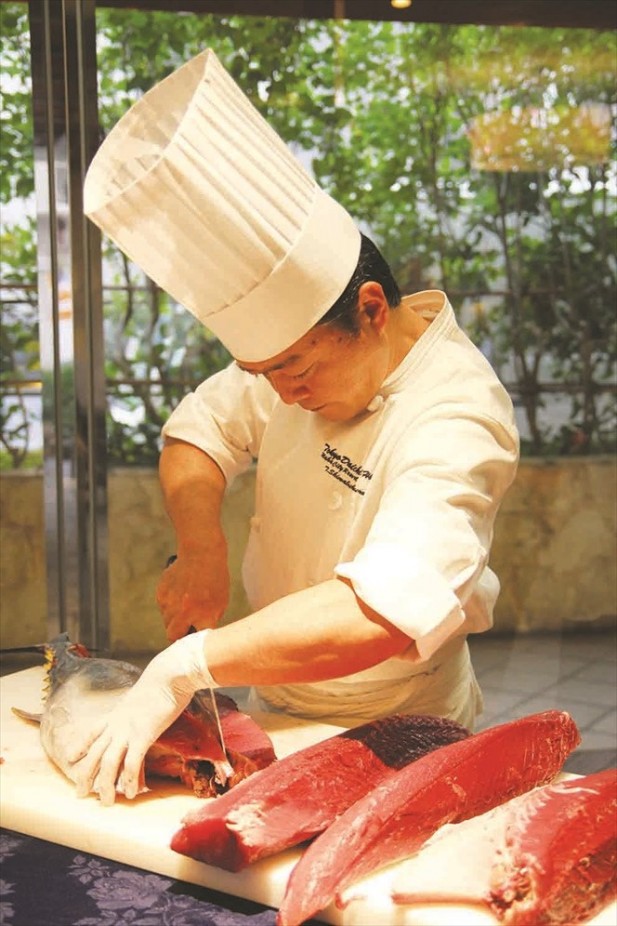 有日本师傅现场制作料理，一招一式都吸引人的眼球。