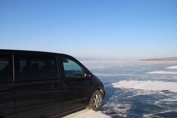 冬天的贝加尔湖，湖面结了冰，汽车也可以在冰上行走。
