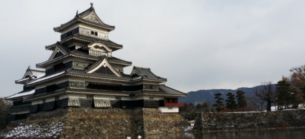 松本城堡被河围绕，也有忍者装扮的工作人员在场内与游客合影。