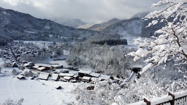 雪景让合掌村有如童话般的仙境。