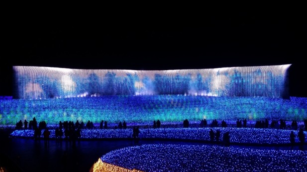 “冬华竞演”巨型LED屏幕的主题是尼加拉瓜瀑布。