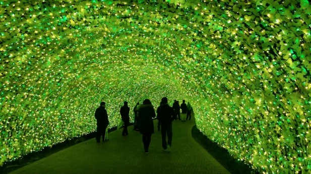 绿色LED隧道也毫不逊色。