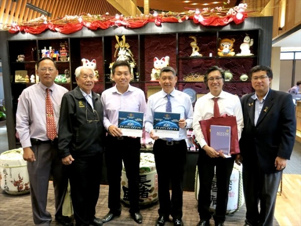 马来西亚中华总商会（中总）执行顾问丹斯里拿督宋兆雄（左2）转送纪念品给李桑（左4）和Koh san（左5）。