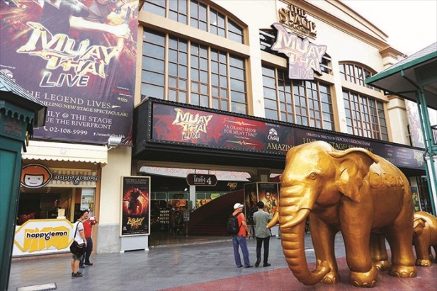泰拳秀剧场的门口有个巨大的金色大象，非常容易找到。