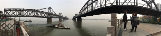 中国丹东鸭绿江上的“中朝友谊桥（左）与”鸭绿江断桥，见证了历史；对面就是朝鲜多新义州。
