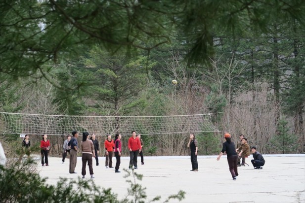 工余的运动；朝鲜人不知道什么是高尔夫球，可是排球绝对是全民运动。