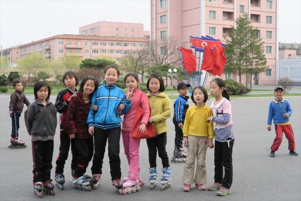 小朋友是朝鲜接触国际社会的使俑者；她们乐意与游客微笑 