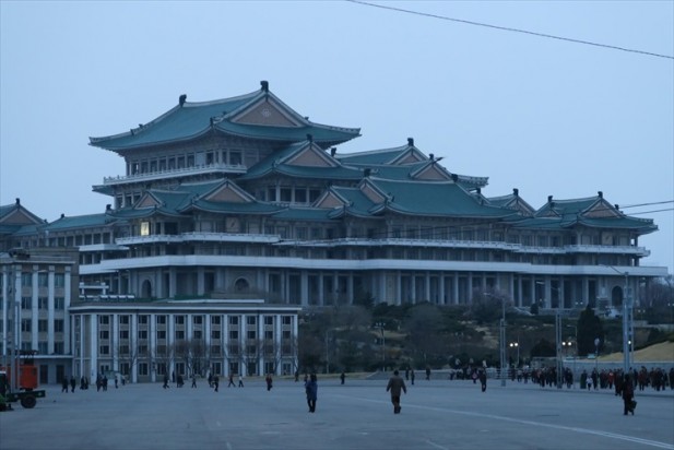 国家读书馆；有总统府的霸气，却建给平民百姓学习的地方，说明朝鲜注重教育。可是主席府呢？