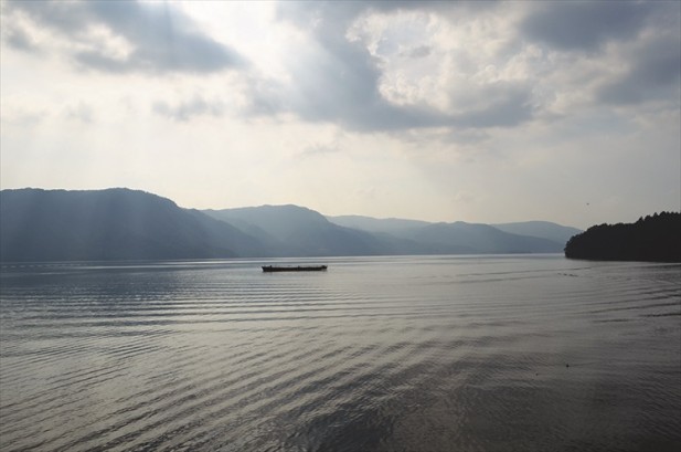 十和田湖本身是一座由火山爆发后所形成的湖泊，其面积之大局全日本第三。