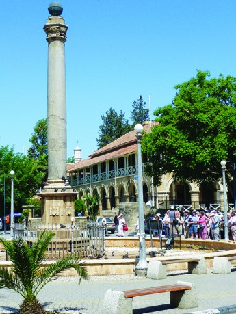 威尼斯纪念柱位于老城区的中心，平日也非常热闹。 