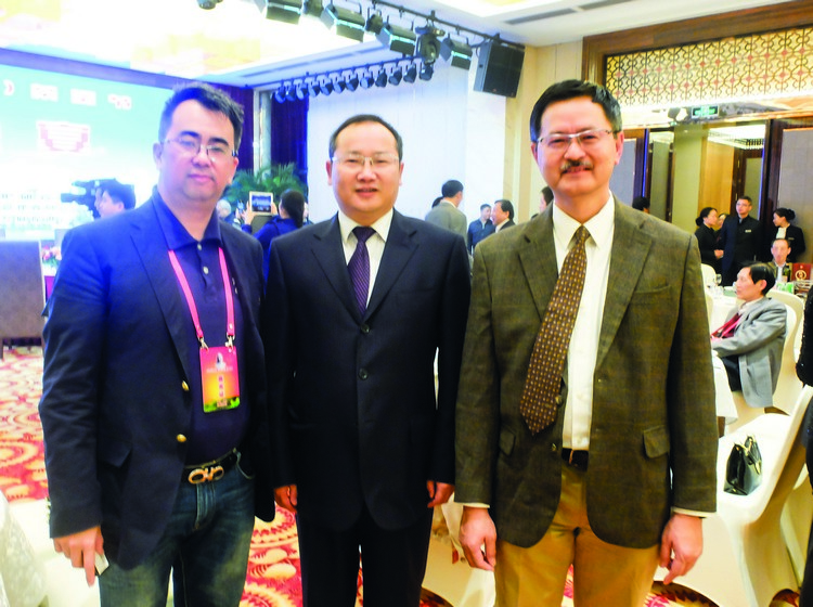 （左起）陈汉铭博士、湖北省天门市人民政府市长吴锦、大马湖北同乡会会长张麒麟