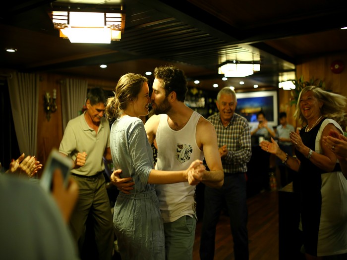 在下龙湾的船上，情侣间随着歌曲浪漫起舞，犹如电影情节般浪漫不已。