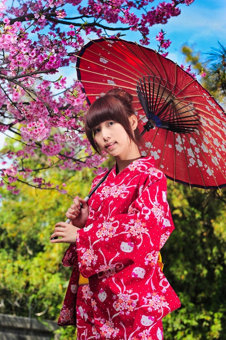 日本文化浓厚的传统油纸伞于和服搭配一起，满分！