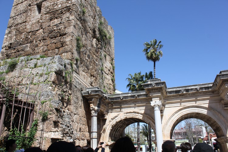 哈德良门（Hadrian's Gate）为老城区之旅拉开序幕！