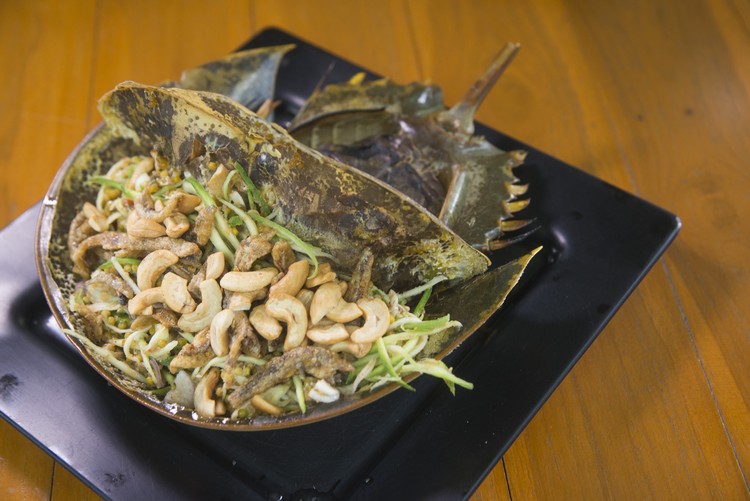 Spicy Horseshoe Crab Salad（330泰铢） 取鲎的籽，加青芒果、江鱼仔、腰豆等调成泰式沙拉，相当开胃的一道菜。