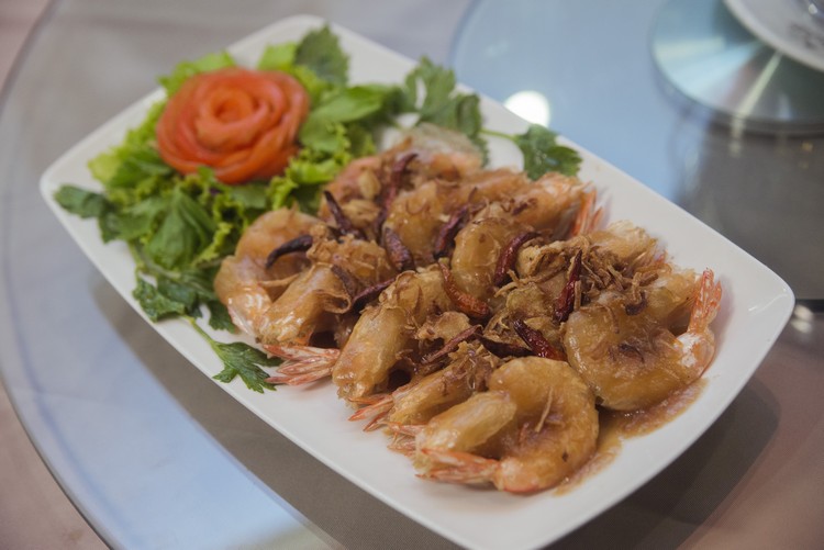 Fried Fresh Water Shrimp with Tamarind Sauce（800泰铢） 新鲜淡水虾炸后淋上酸酸的罗望子酱，肉鲜酱提味。