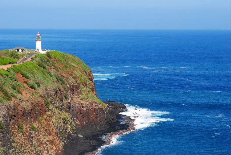 建于1913年、15米高的基拉韦厄灯塔（Kilauea Lighthouse）就在矗立在可爱岛的最北端。