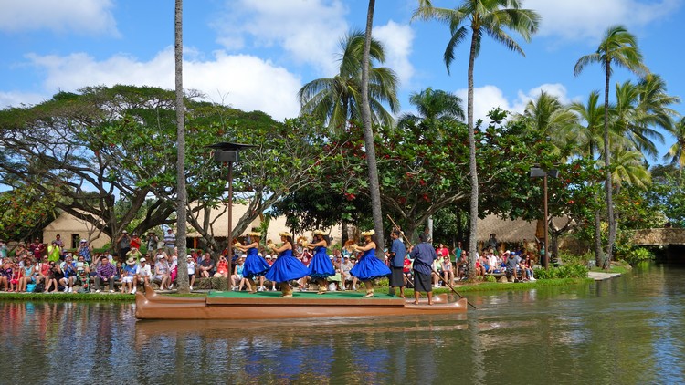 在波利尼西亚文化村里，你除了可以一次过看完夏威夷6个不同种族的村落和展示区。