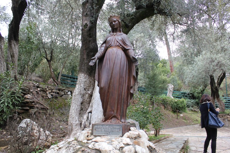 圣母玛利亚的雕塑。