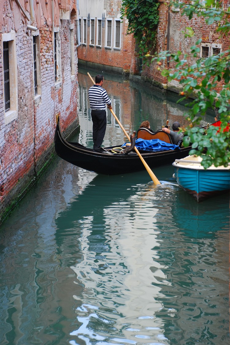 贡多拉，威尼斯特有的人力平底船。船身古朴，船形弯弯。为了平衡船尾船夫重量，船头部分是用钢材制作的具有代表意义的特异造型。