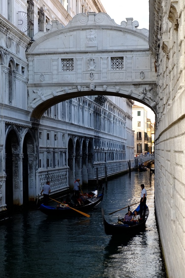 叹息桥建于1603年，是连结着总督府和威尼斯监狱的一座巴洛克式风格的石桥。