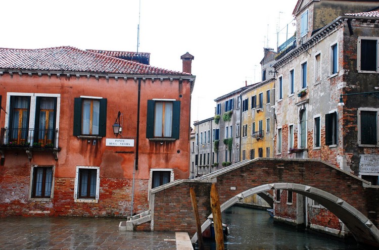 威尼斯到目前为止有404座桥，这些桥的造型风格各异。有的庄重、有的精巧、有石桥，也有廊桥。