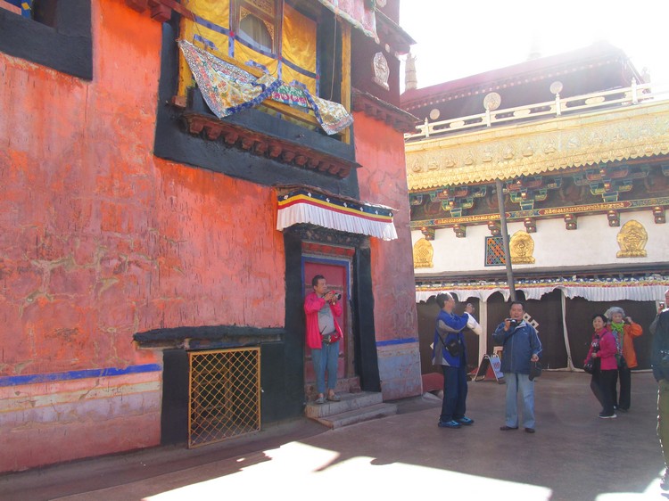 大昭寺融合了藏、唐、尼泊尔和印度的建筑风格。