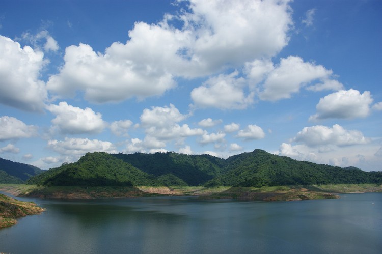 恬静幽美的Khun Dan Prakarnchol水坝