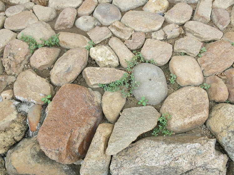 土楼的墙面主要由花岗岩和大颗的鹅卵石叠磊，然后以三合土粘连，厚度达1到两公尺。