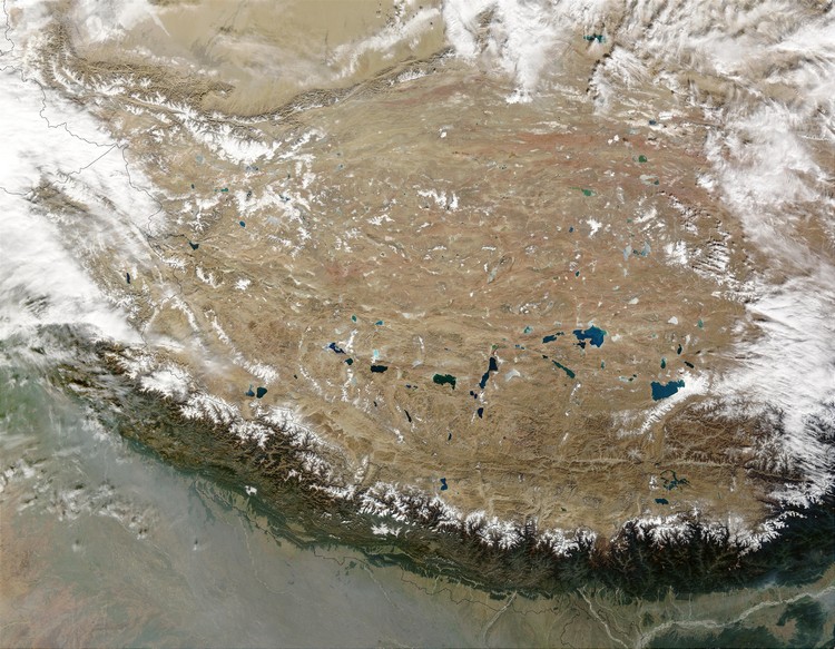青藏高原的范围囊括西南边的西藏、四川省西部、云南、西北青海省、新疆南部、甘肃省西部，以上都是中国境内涉及的部分，其实，整个青藏高原不止如此——不丹、尼泊尔、印度、巴基斯坦、阿富汗、塔吉克斯坦、吉尔吉斯斯坦各国都有部分国土涉及在内。