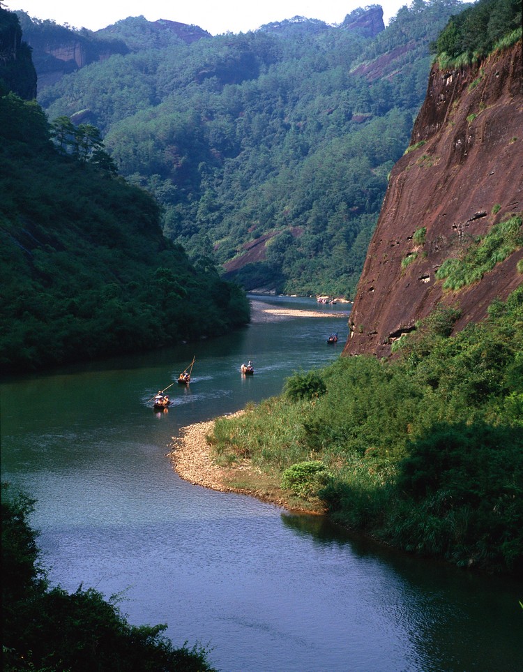 乘竹筏游九曲溪，已经成为旅游武夷山最具代表性的活动了。