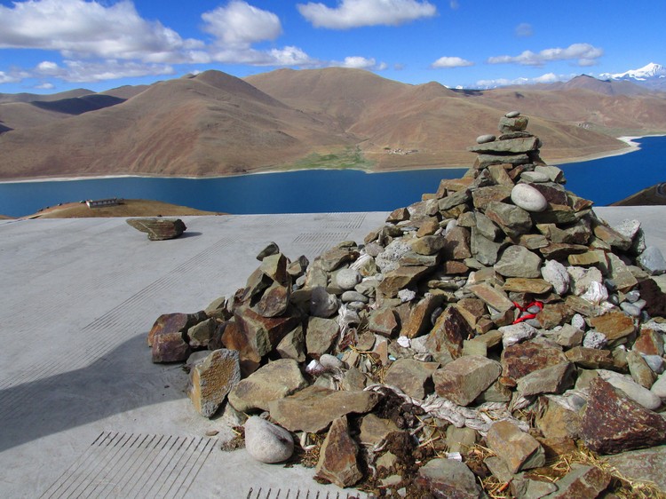 在西藏，堆叠石头是一种祈愿的方式，据说叠得越高，愿望就越快实现。