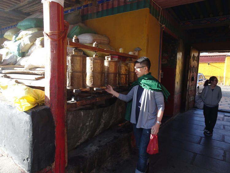 扎基寺是西藏唯一的财神庙，因为堪为称西藏最灵验的。