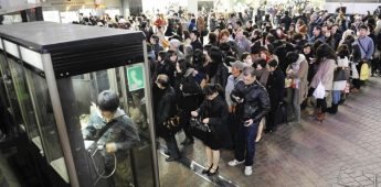 2011年3月11日，日本当天发生里氏8.8级地震，东京有大量日本市民不慌乱的排队使用公用电话。
