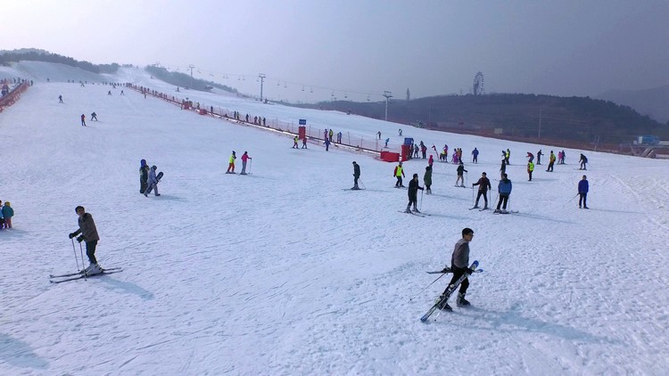 延绵到天际的藏马山滑雪场上，远道而来的游客和白雪做最亲密的接触。