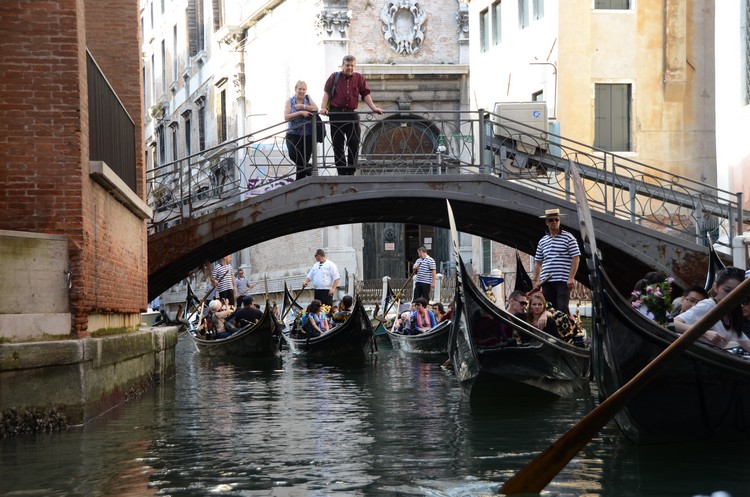 在威尼斯乘坐贡多拉，全面欣赏水都之美吧！