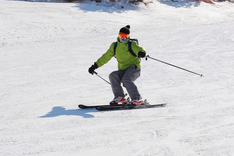 有着惊艳滑雪技术的游客让人称羡不已。