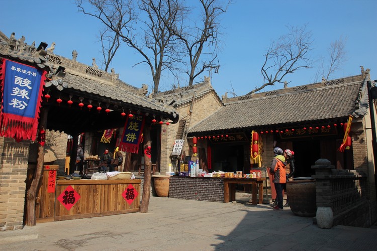 走在藏马庄青石板上的小径，仿古风格设计的建筑犹如走入古代农村的生活。
