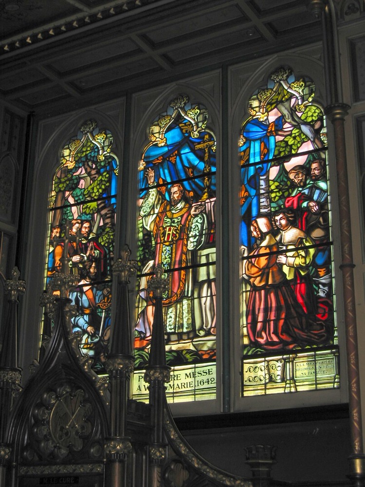 教堂里的彩色玻璃绘着圣经故事和教区历史。